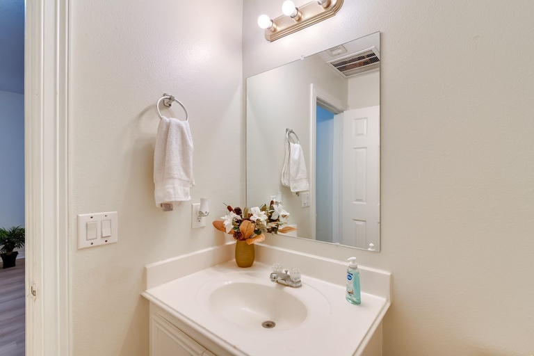 Bathroom 4, Family Friendly 3 Bedroom 2 bath Home, Jefferson