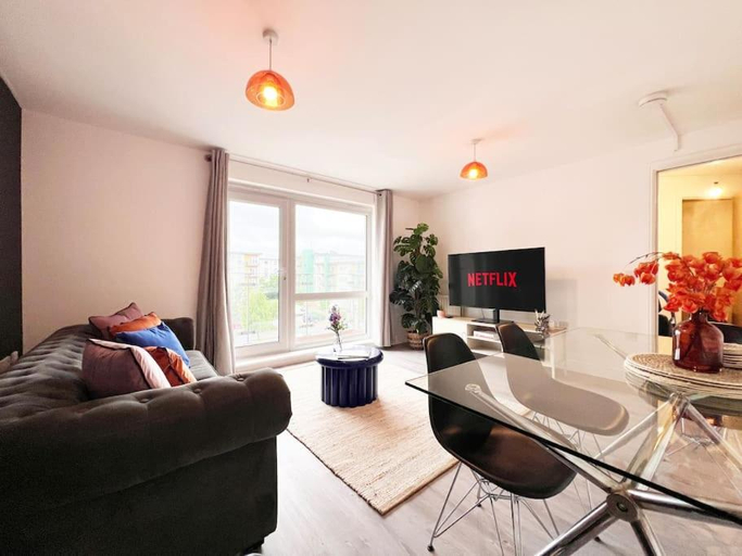 3, Modern Hatfield Apartment with Free Gated Parking, Hertfordshire
