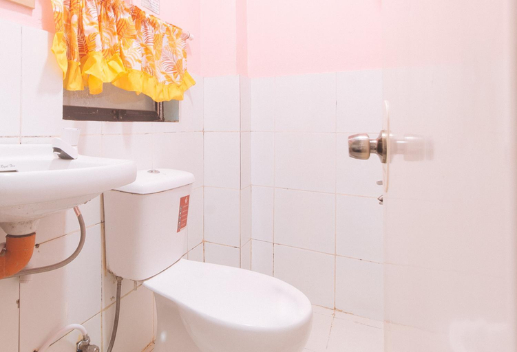 Bathroom 5, RedDoorz @ LYOTO Bed and Breakfast near NAIA , Pasay City