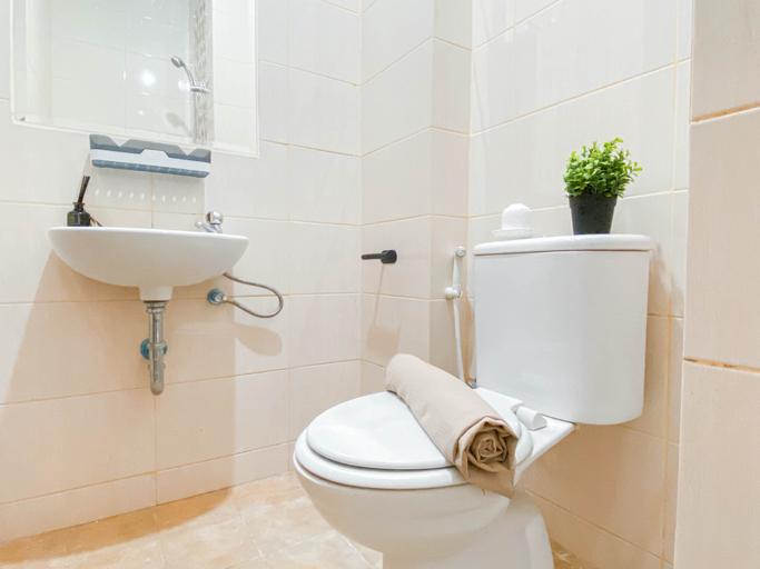 Bathroom 5, Cozy Stay Studio Room at Dave Apartment By Travelio, Depok
