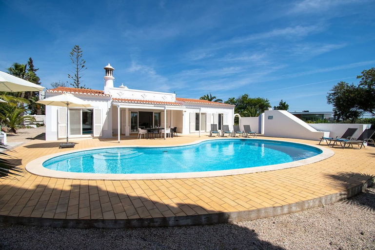 Room 5, Pomba Beautifully Renovated With Heated Pool, Lagoa