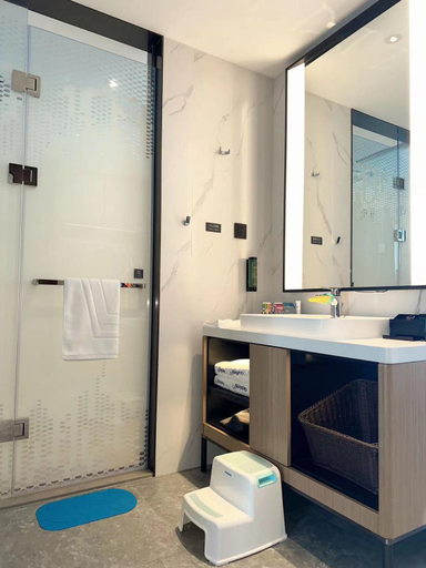 Bathroom 3, Hampton By Hilton Guangzhou Renhe Baiyun Airport, Guangzhou