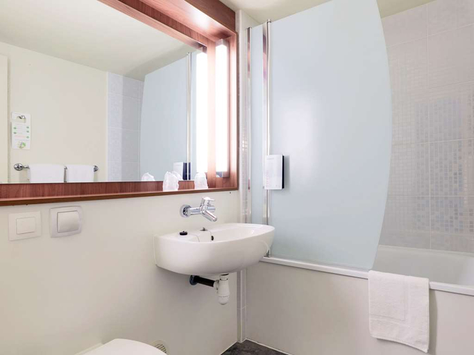 Bathroom 4, Campanile Saintes, Charente-Maritime