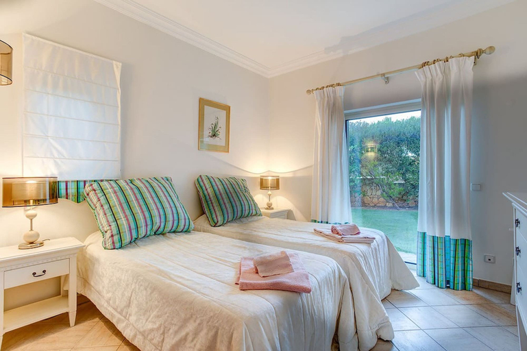 Room 3, Casa Marta Three Bedroom Villa With sea Views, Lagoa