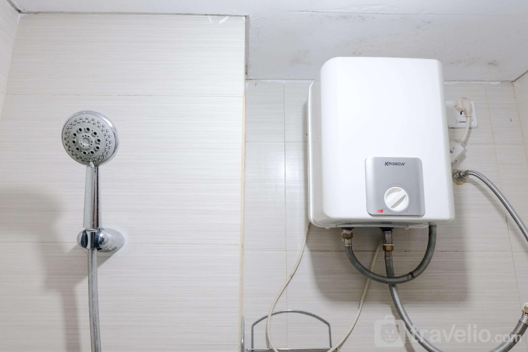 Bathroom 2, GoodDeal 2BR Gateway Pasteur Apartment By Travelio, Bandung