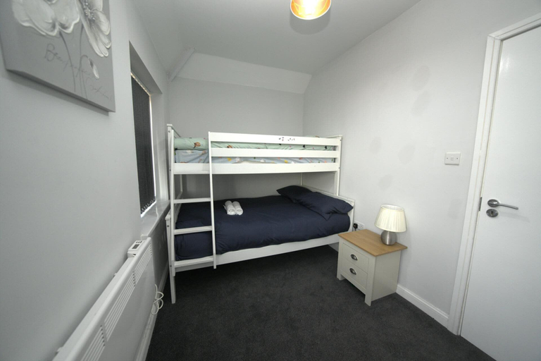 Room 2, Telford - Apartment - Sleeps 5 - Flat 4, Telford and Wrekin