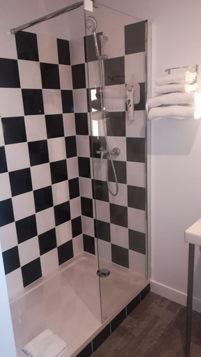 Bathroom 4, ibis Styles Marseille Vieux Port, Bouches-du-Rhône