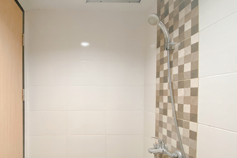 Bathroom 5, Comfortable and Modern Studio at Apartment The Alton By Travelio, Semarang
