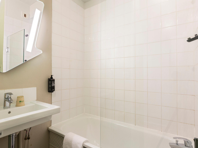 Bathroom, Ibis Budget Bourgoin Jallieu Centre, Isère