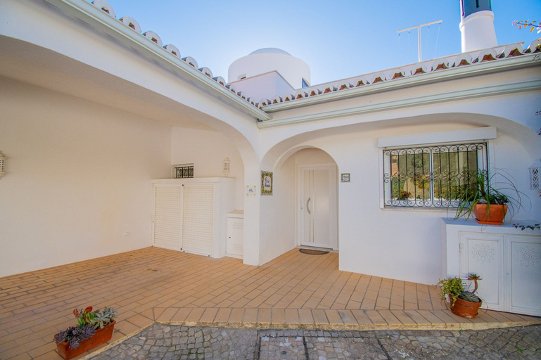 Room 2, 99 ADM Casa Mendes Fabulous Townhouse With Share, Lagoa