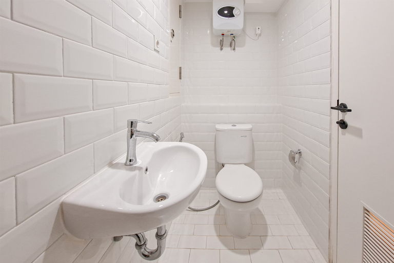 Bathroom 5, Cozy Stay Studio Loft at Kingland Avenue Apartment By Travelio, Tangerang