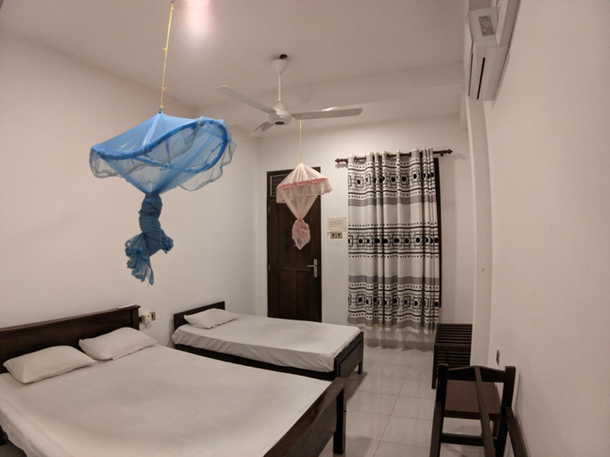 Bedroom 2, Ajith rest house, Katharagama