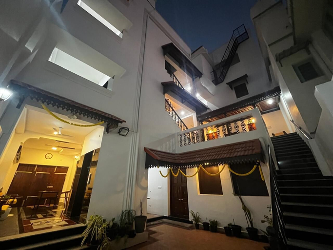 Exterior & Views