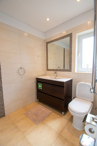 Room 4, Casa Ana Superbly Renovated With Heated Private, Lagoa