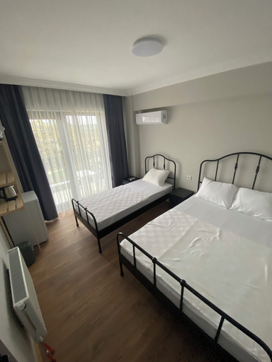 Bedroom 3, Rose Otel, Ezine