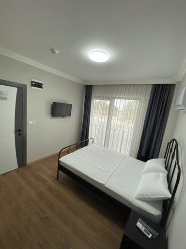 Bedroom 4, Rose Otel, Ezine
