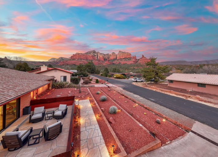 Room 2, NEW Redrock Experience Views Firepit Hottub, Coconino