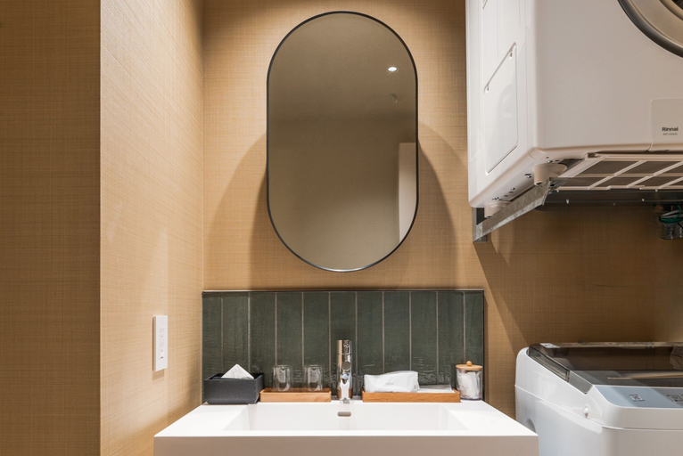 Bathroom 3, URUUMI, Onna