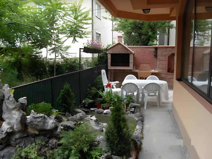 Others 5, Kukunesh Apartments