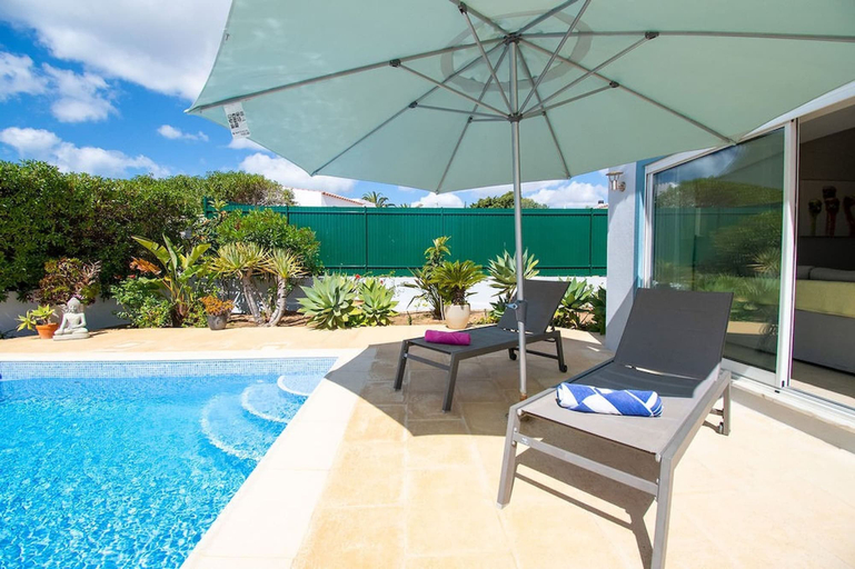 Room 2, Casa Ana Superbly Renovated With Heated Private, Lagoa