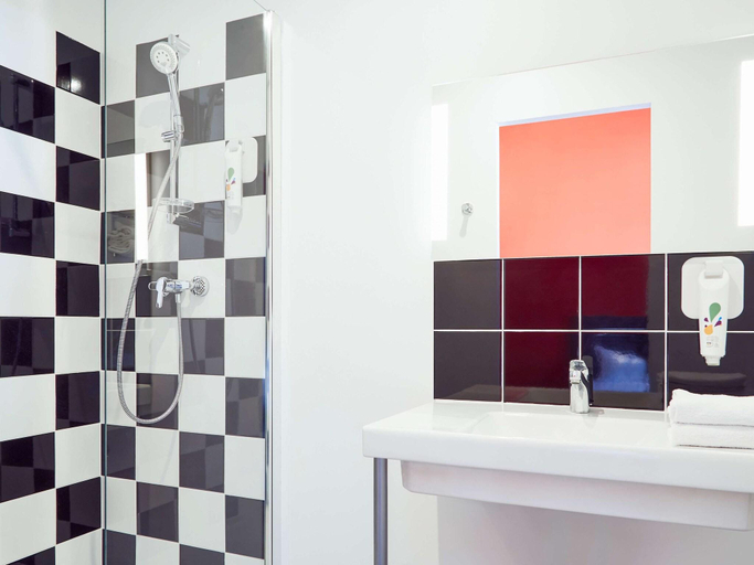 Bathroom 4, ibis Styles Marseille Vieux Port, Bouches-du-Rhône