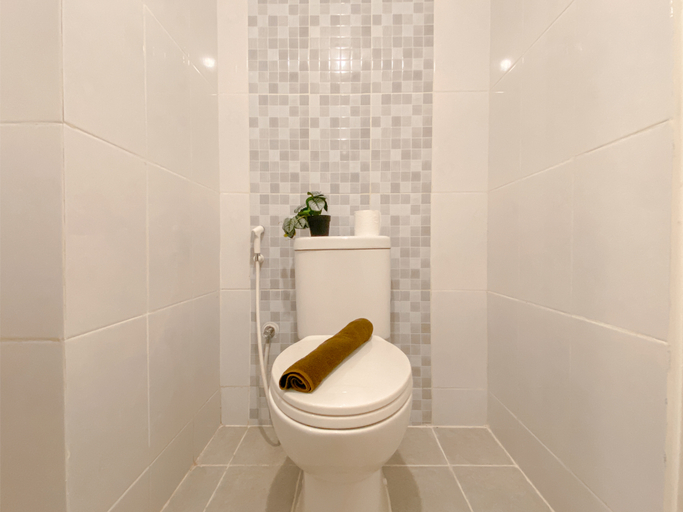 Bathroom 3, Tidy Studio Room at Tokyo Riverside PIK 2 Apartment By Travelio, Tangerang