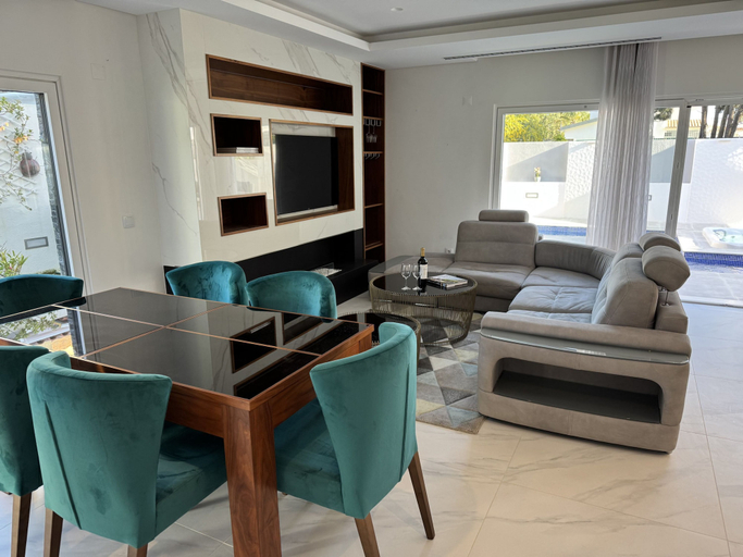 Room 2, Paraty Villa by Cadenzalux, Almada