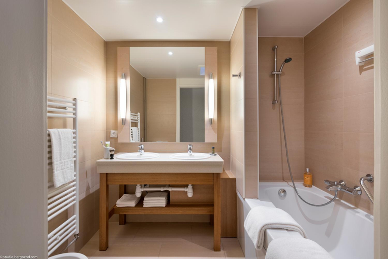 Bathroom 3, CENTER PARCS LES BOIS FRANCS, Eure