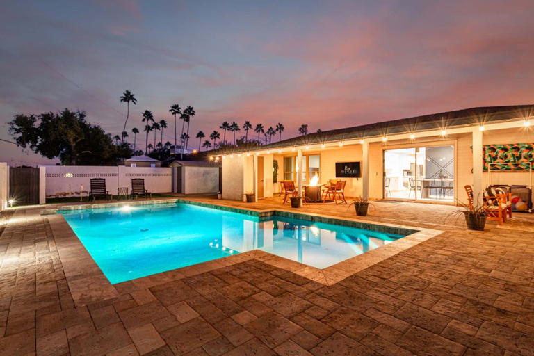 Room 2, Palmhouse Pool BBQ 5 Mins to Old Town, Maricopa