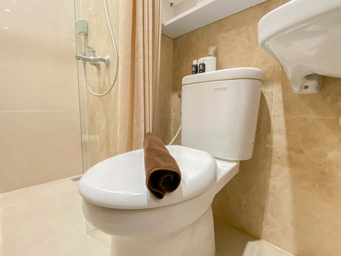 Bathroom 5, Chic and Cozy Studio at Apartment Transpark Cibubur By Travelio, Depok