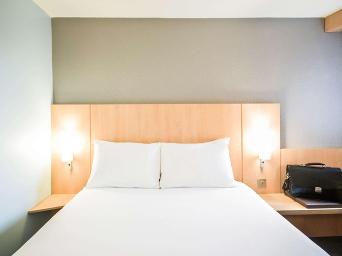 Bedroom 2, ibis London Heathrow Airport, London