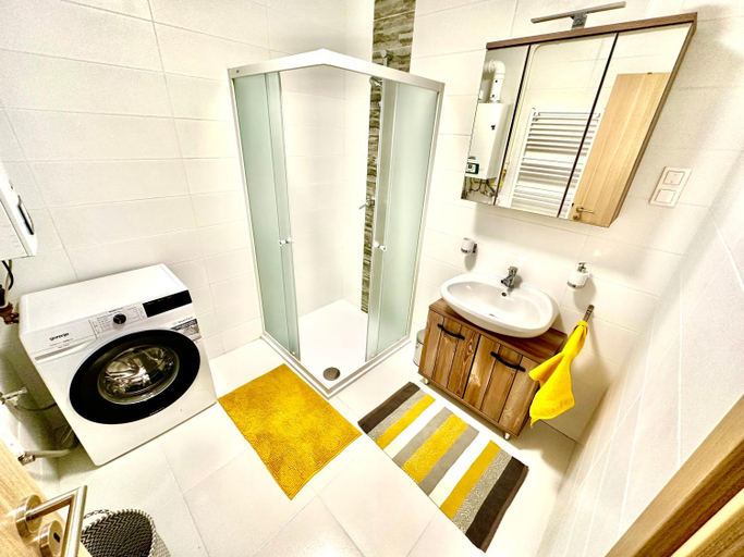 Bathroom 2, Pine Apartment & Pool, Siófok