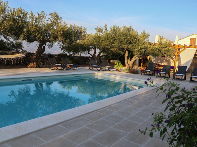Sport & Beauty 2, Stone Villa Olea-Three Bedroom Villa with Pool, Supetar