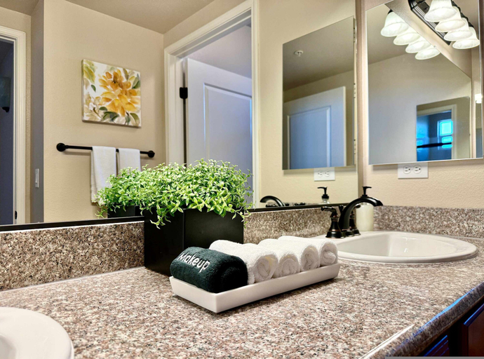 Room 2, New Elegant 1BR Retreat Heated Pool Gym Sauna, Washoe