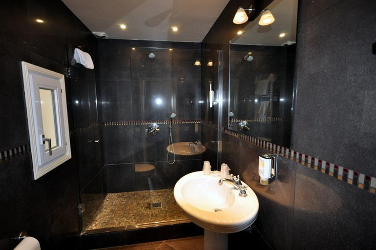 Bathroom 5, des Bains, Paris