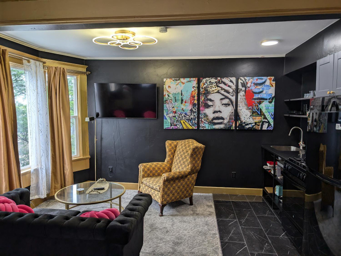 Others 5, The Queen Hotel- Downtown Luxury, Door