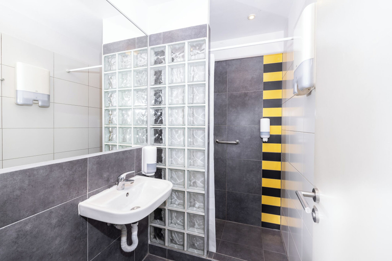 Bathroom 5, The Hive Party Hostel, Budapesti