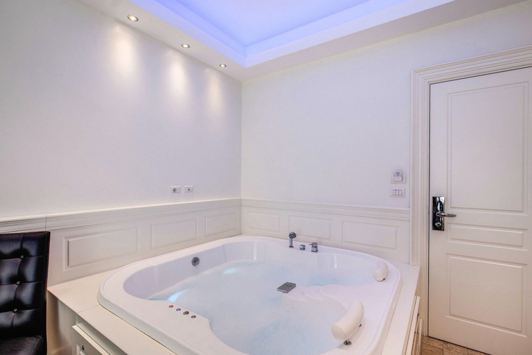 Bathroom 5, Hotel dei Quiriti, Rome