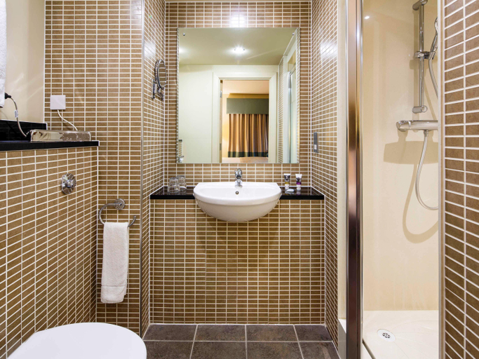 Bathroom 5, Mercure Sheffield Parkway, Sheffield