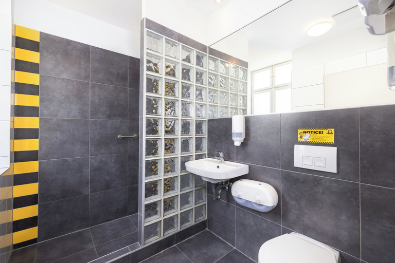Bathroom 5, The Hive Party Hostel, Budapesti