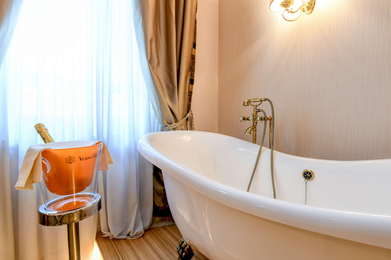 Bathroom 5, Hotel Master, Brescia