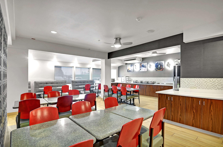 Food & Drinks 5, Executive Residency By Bw Navigator Inn & Suites, Snohomish