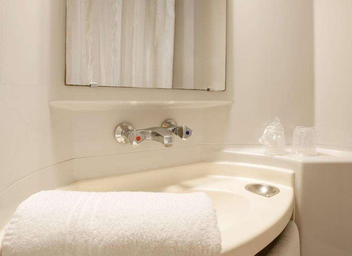 Bathroom 5, Premiere Classe Lille Ouest - Lomme, Nord
