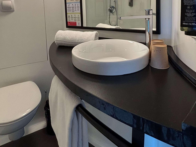 Bathroom 5, Ibis Barcelona Montmelo, Barcelona