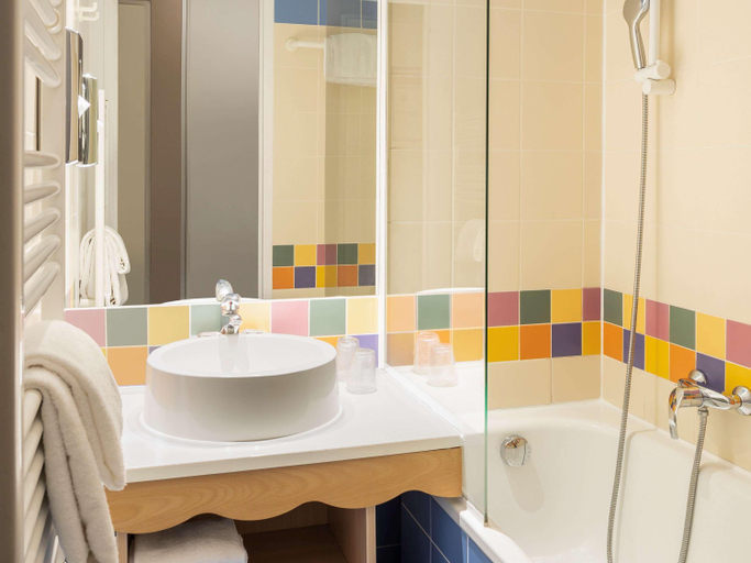 Bathroom, Aparthotel Adagio Val d'Europe nr Disneyland Paris, Seine-et-Marne