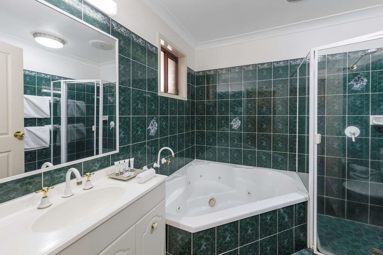 Bathroom 5, Best Western Ambassador Motor Inn & Apartments, Wagga Wagga - Pt A