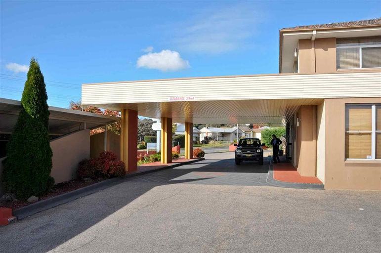Exterior & Views 2, ibis Styles Orange, Orange