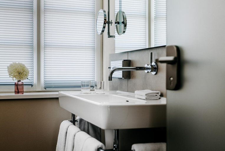 Bathroom 2, Niemeyers Romantik Posthotel, Celle