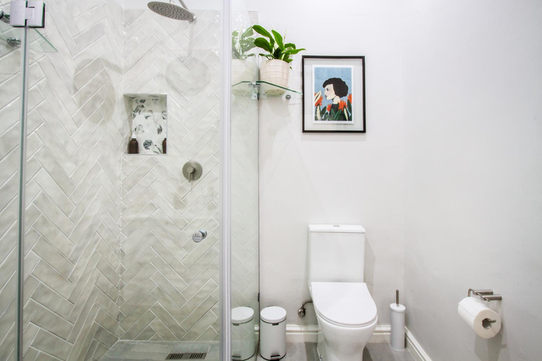 Bathroom 4, Mirari, Eden