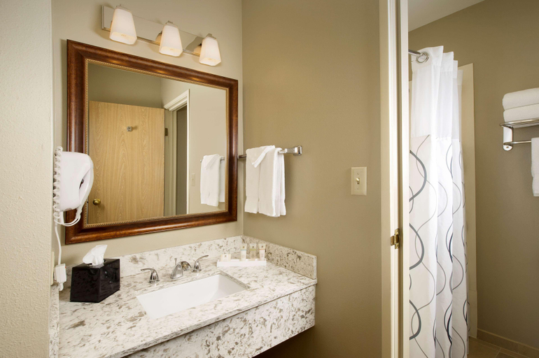 Bathroom 4, Redmond Inn, King